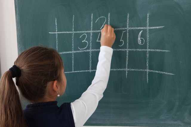 黒板で算数の問題を解く子ども