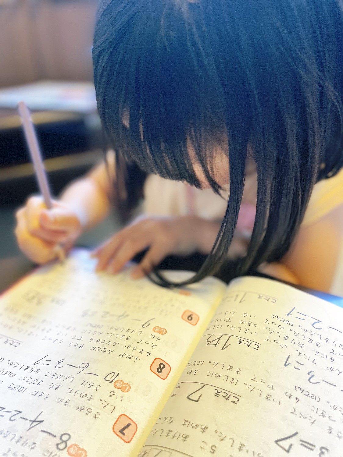 りんご塾テキストに夢中な女子児童